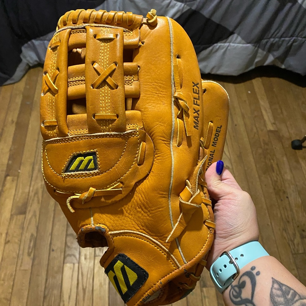 Men’s Mizuno Baseball Glove ( righty )
